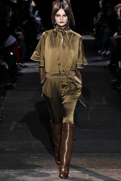 Look 30